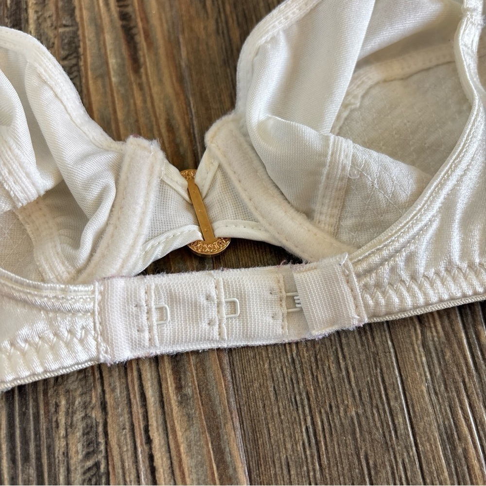 Underwire Bra Cream Textured Cup Featuring Oval Gold Tone Rhinestone NO SIZE - Picture 8 of 9
